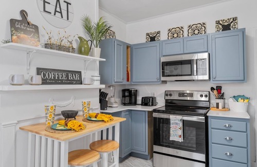 Wilmington Cottage | 1903 TinyTwins #1nnRomance at: 1903 Twin Cottages close to everything.