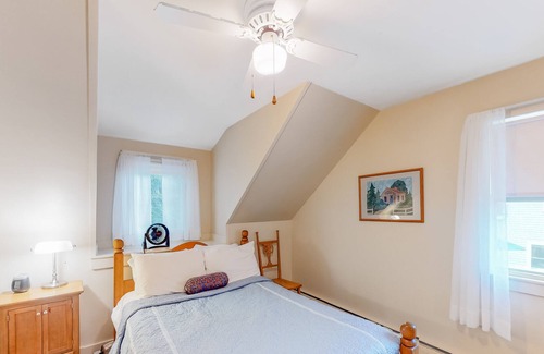 Seal Harbor House | 1906 Craftsman with fast WiFi, washer/dryer & nearby beach access
