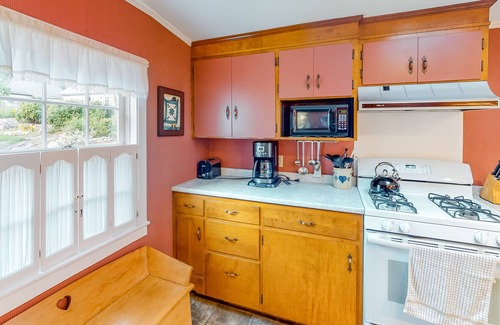 Seal Harbor House | 1906 Craftsman with fast WiFi, washer/dryer & nearby beach access