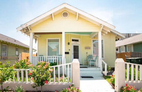 Galveston House | 1913 Coastal Cottage-1 Block to BEACH! Private backyard-Pet friendly-FREE WIFI!