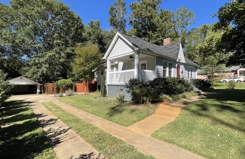 Sans Souci House | 1920s Bungalow with private garden, close to downtown