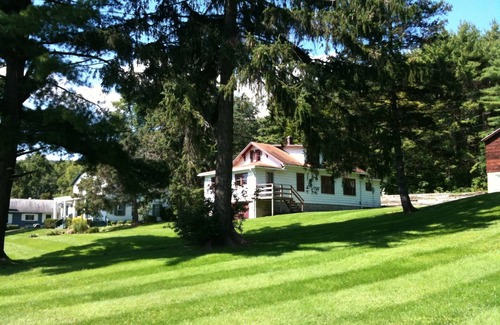 Cuba Cabin | 1920s Cuba Lake Cottage with 3 bedrooms and one bathroom, large yard, and dock.