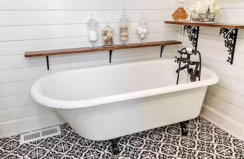 Medford House | 1930s Queen Anne Historic Downtown Retreat