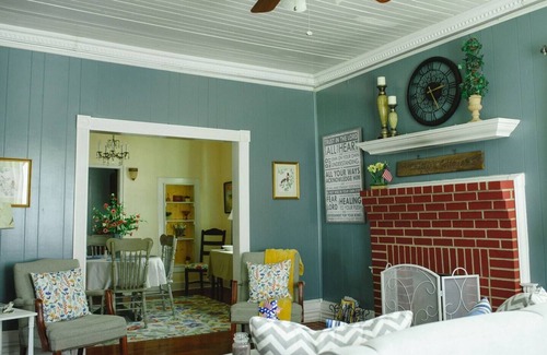 Bloomingdale Cottage | 1950's Cottage Convenient to Savannah
