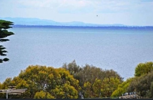 Portarlington Cottage | 1950s Bayfront Classic With Glistening Water Views