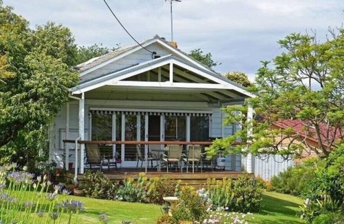 Portarlington Cottage | 1950s Bayfront Classic With Glistening Water Views