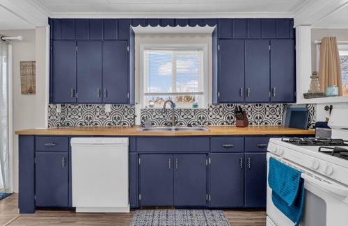 Lexington House | 1954 Oar House - Cozy Beach Home w Beach Access!