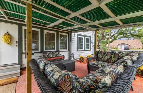 League City Cottage | 1955 Beauty Under the Oaks in Historic Old Town