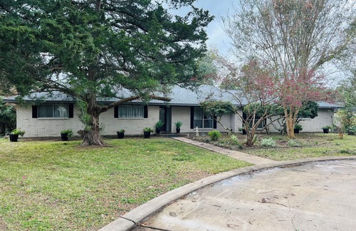 Alvin House | 1960's Time Capsule Home on a quiet street in Alvin