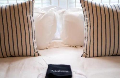 Edgewater Apartment | 19th Century 'Cleveland Double' - Walk To Beach