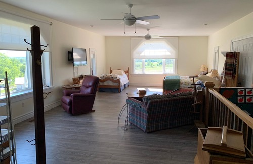 County of Brant House | 19th century farm with 21st century charm