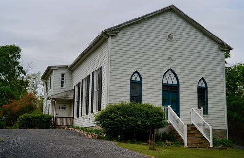 Stephens City House | 19th Century Renovated Church Building. A spacious sanctuary retreat.