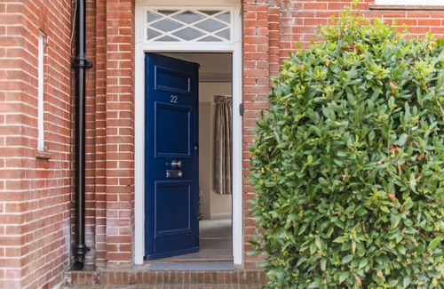 Sandwich Apartment | 19th Hole is a modern, comfortable holiday home perfectly located for exploring on foot the charming