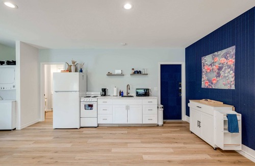 Buchanan Dam Apartment | 1b/1b Lake view porch, lake access, kitchenette