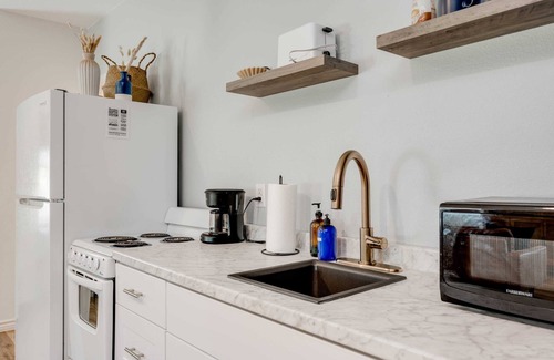 Buchanan Dam Apartment | 1b/1b Lake view porch, lake access, kitchenette