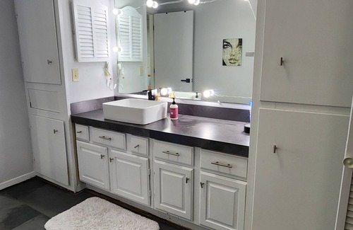 West San Antonio Cabin | 1b1b suite near medical center SA