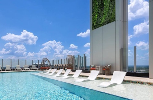 Downtown Atlanta Resort | 1BD/Atlanta - Downtown w/Rooftop Pool and Pool Bar!