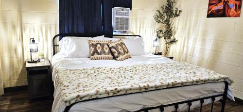Page House | 1Bd, King, Brkfst, Large TVs, WD, Sleeps 4, BBQ