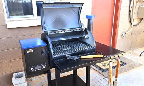 Page House | 1Bd, King, Brkfst, Large TVs, WD, Sleeps 4, BBQ