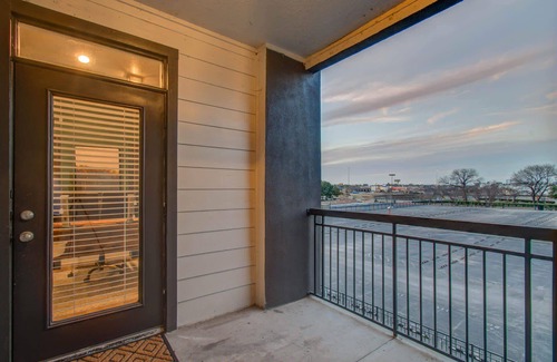 Houston Apartment | 1BD Luxury in Heart of Houston w Pool, Gym & More!