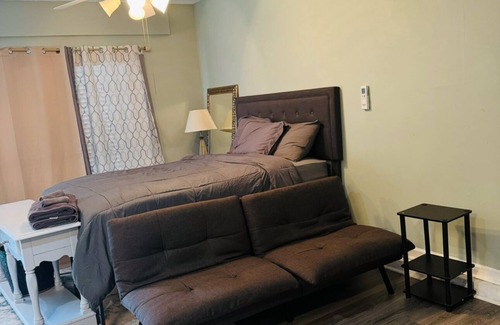 Charlotte House | 1bed W/laundry/Parking/AC unit- University Area! A