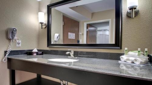 Jackson Apartment | 1BR 1B Sleeps 4 Full Kitchen 2 Beds Suite 134