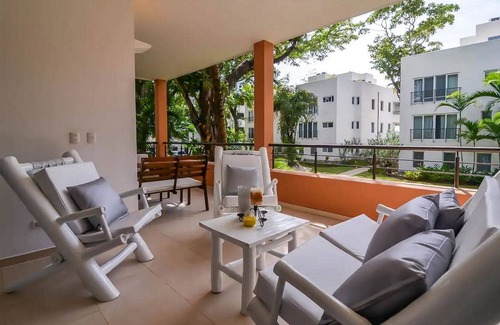 La Esplanada Apartment | 1BR/1BA Beachside condo: Savor poolside living with parking included