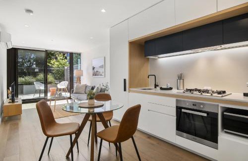 Docklands Apartment | 1BR Apartment Near CBD with Pool Access