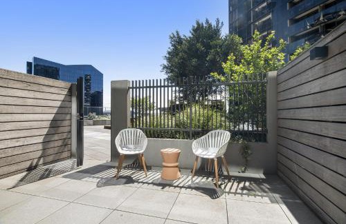 Docklands Apartment | 1BR Apartment Near CBD with Pool Access