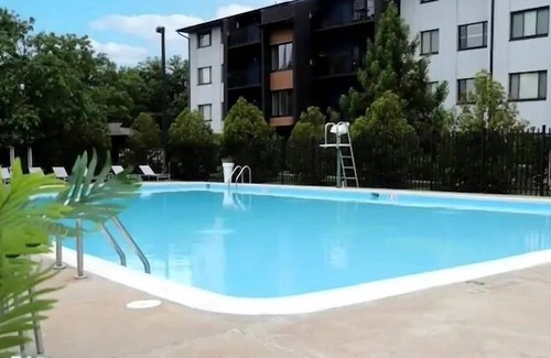 Lorton Apartment | ☆1BR Apt in ♡ of Lorton | Free Parking, Pool, Gym☆
