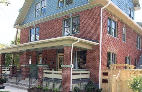 Roanoke House | 1BR Apt Views Galore! -Safe|Walkable|Food|Greenway