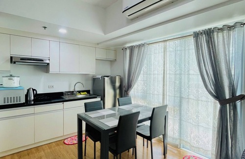 Poblacion District Apartment | 1BR condo 57sqm with Balcony free wifi Abreeza place towers