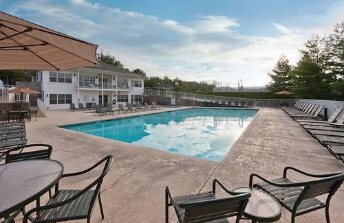 Kaiser Condo | 1br Condo in Ozark Area-Water & Amusement Parks