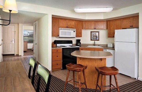 Angels Camp Condo | 1br Condo Lounge in pool w/Wine From Local Vineyards!
