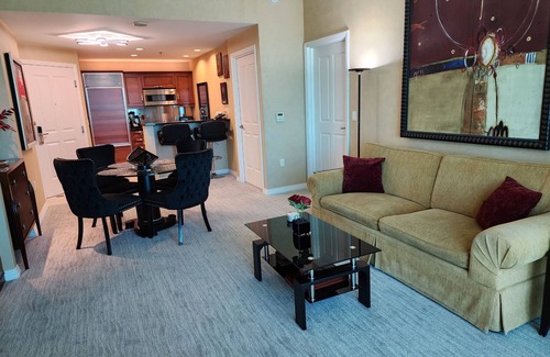 Las Vegas House | 1BR Corner Penthouse Suite/Balcony 31st Floor