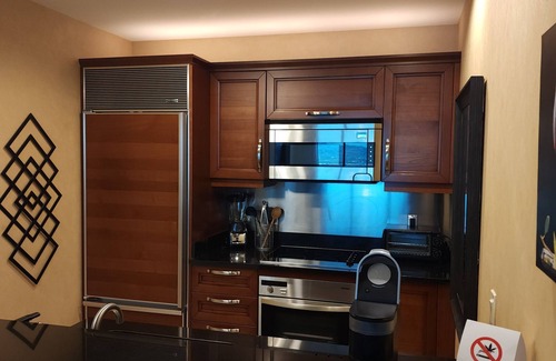 Las Vegas House | 1BR Corner Penthouse Suite/Balcony 31st Floor