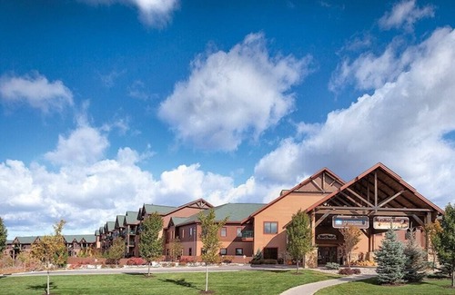 Lake Delton Condo | 1BR Glacier Suite with Waterpark Access - Chic & Fun
