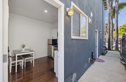 Oxnard House | 1BR Guest House | Poolside Dining | Near Beaches