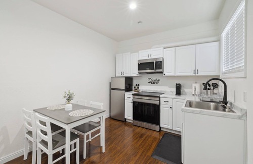 Oxnard House | 1BR Guest House | Poolside Dining | Near Beaches