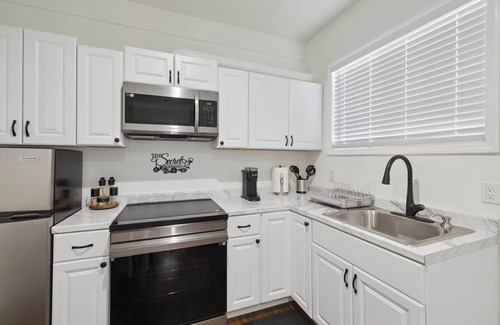 Oxnard House | 1BR Guest House | Poolside Dining | Near Beaches