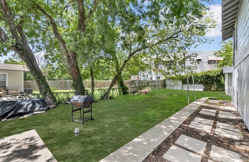 Woodlawn Lake Apartment | 1BR Guesthouse 2 Queen Beds – Peaceful Stay Near Downtown & San Antonio Hotspots