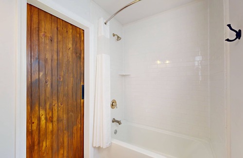 Lower Township House | 1BR King Bed Sofa Bed Sleeps 4 POOL - 11
