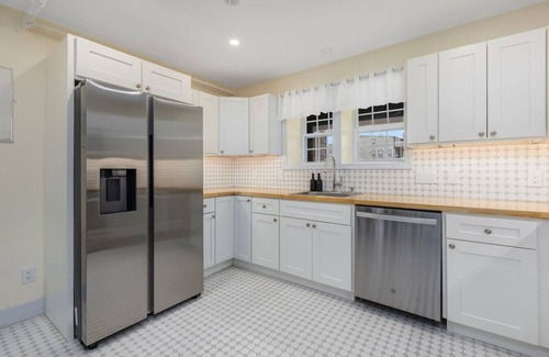 Off Broadway Apartment | 1BR Loft in the Heart of Newport with Parking!