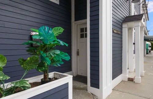 Off Broadway Apartment | 1BR Loft in the Heart of Newport with Parking!