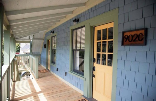 Roanoke House | 1BR Penthouse Apt |Walkable|Food|Greenway|Safe