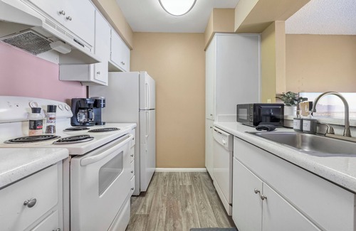 Mesa Apartment | 1BR/Pool/Gym/1 Mi To Banner Hospital
