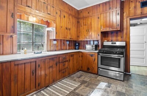 Des Moines Apartment | 1BR Residence With Vast Backyard