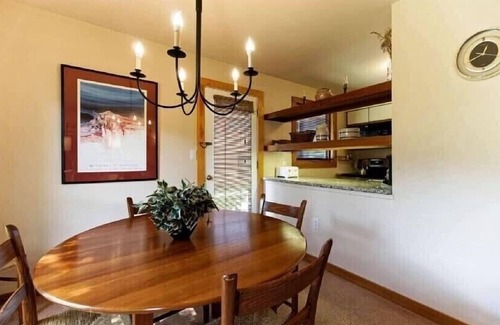 Central Vermont- Killington Condo | ⛷ 1BR Ski-Home Condo. Pool/Hot Tub/Sauna. Short walk 2 lifts, golf, hikes.