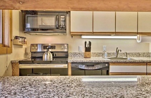 Central Vermont- Killington Condo | ⛷ 1BR Ski-Home Condo. Pool/Hot Tub/Sauna. Short walk 2 lifts, golf, hikes.