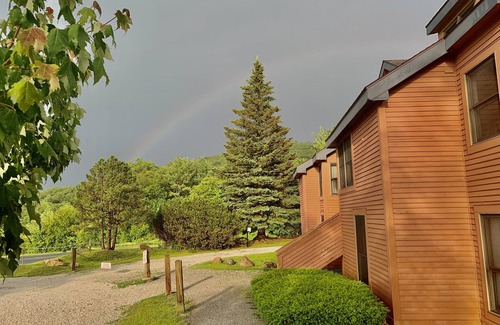 Central Vermont- Killington Condo | ⛷ 1BR Ski-Home Condo. Pool/Hot Tub/Sauna. Short walk 2 lifts, golf, hikes.
